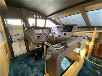 Ferretti Yachts 800