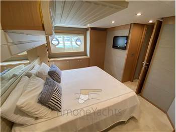 Ferretti Yachts 800