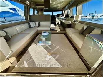 Ferretti Yachts 700