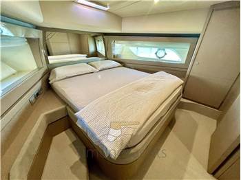 Ferretti Yachts 700