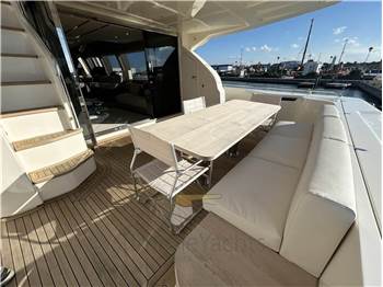 Ferretti Yachts 700