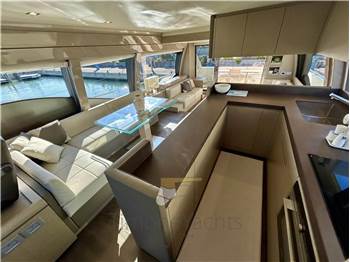 Ferretti Yachts 700