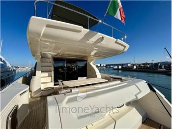 Ferretti Yachts 700