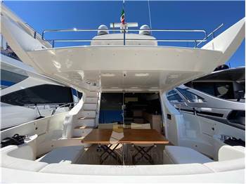 Azimut 64 fly