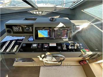 Ferretti Yachts 700