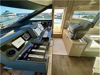Ferretti Yachts 700