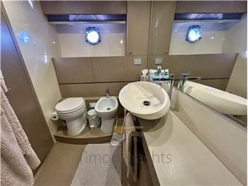 Ferretti Yachts 700