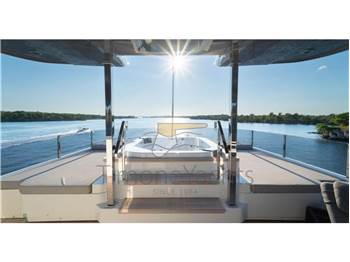 Custom Line Navetta 33