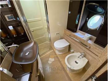 Azimut 64 fly
