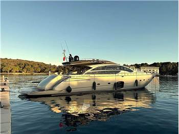 Pershing 82