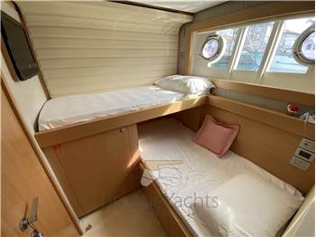 Ferretti Yachts 800