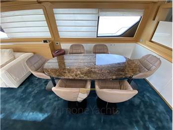 Ferretti Yachts 800