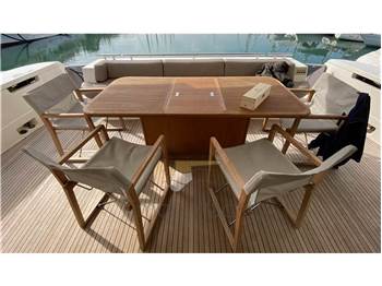 Ferretti Yachts 800