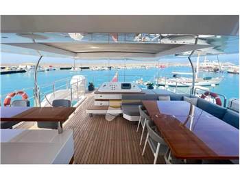 Benetti Delfino 93