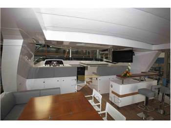 Benetti Delfino 93
