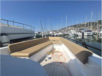 Axopar 28 Cabin