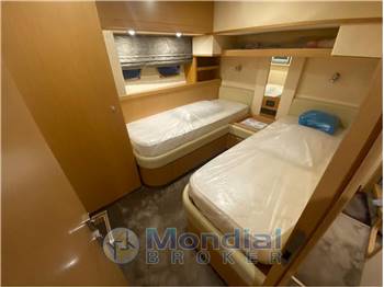 Ferretti 761
