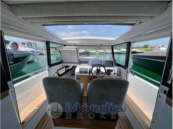 Axopar 37 Axopar xc Cross Cabin 37