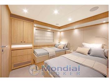 Van der Valk RAISED PILOTHOUSE