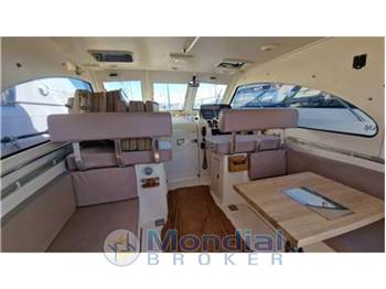 Mainship 34 pilot sedan