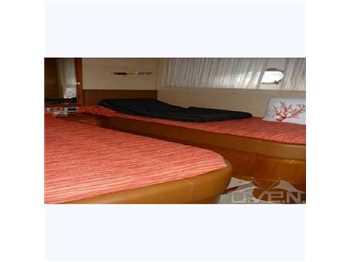 Ferretti 830 fly