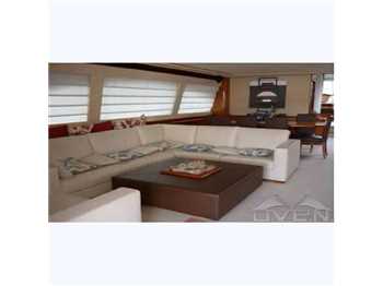 Ferretti 830 fly