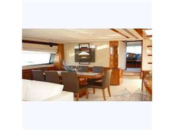 Ferretti 830 fly