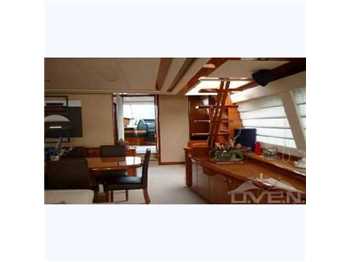 Ferretti 830 fly