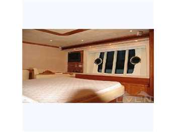 Ferretti 830 fly