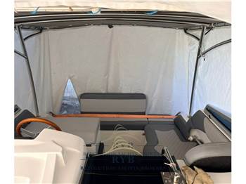 Manara 27 cabin