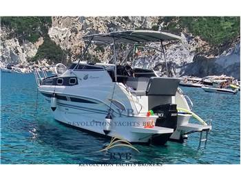 Manara 27 cabin