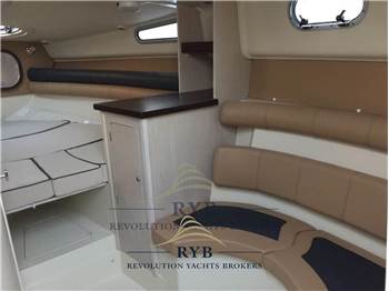 Manara 27 cabin