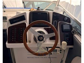 Manara 27 cabin