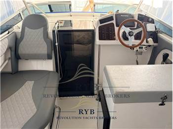 Manara 27 cabin
