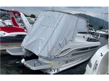 Manara 27 cabin
