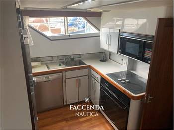 HATTERAS COKPIT 67