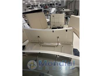 Quicksilver Active 875 sundeck