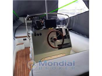 Trimarine 770  Cabin