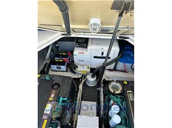 Regal Marine 3760 Commodore