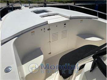 Pursuit 2670 Cuddy Center Console