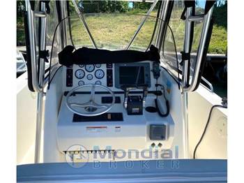 Pursuit 2670 Cuddy Center Console