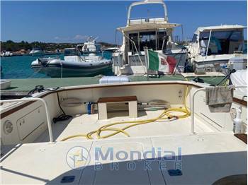 BERTRAM 28 MOPPIE