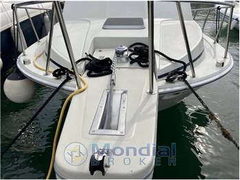Boston Whaler 27 Full Cabin