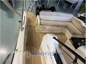 Quicksilver Active 875 sundeck