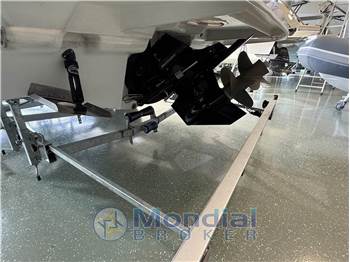 Bayliner 742R Cuddy cabin