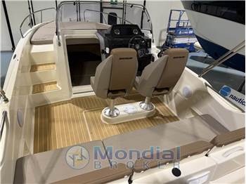 Quicksilver Activ 675 Sundeck