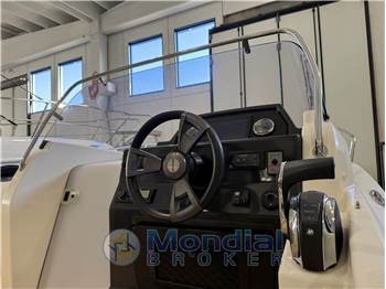 Quicksilver Activ 675 Sundeck