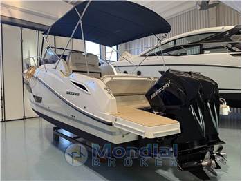 Quicksilver Activ 875 sundeck