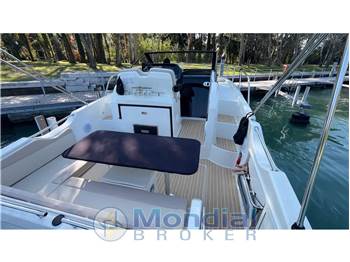 Quicksilver Active 875 sundeck