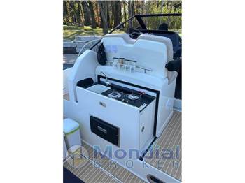 Quicksilver Active 875 sundeck